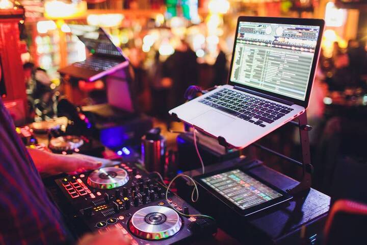 Entertainment-Agencies-in-Leesburg-FL