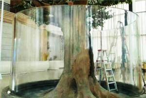 What are the main requirements for installing large acrylic fish tanks?