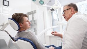 Chirurgie mini-invasive dentaire : douleur, risques et gains