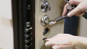 \u0421\u0440\u0430\u0432\u043d\u0435\u043d\u0438\u0435 \u043f\u0440\u043e\u0446\u0435\u0441\u0441\u0430 \u0432\u0441\u043a\u0440\u044b\u0442\u0438\u044f \u0437\u0430\u043c\u043a\u043e\u0432 \u0432 \u0434\u043e\u043c\u0435 \u0438 \u0432 \u0430\u0432\u0442\u043e\u043c\u043e\u0431\u0438\u043b\u0435