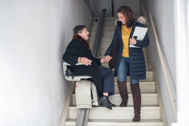 Elevarse con seguridad: soluciones salvaescaleras Evergreen para todos