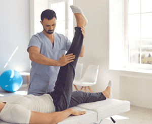 \u00dcbungen f\u00fcr den R\u00fccken im Alltag: So unterst\u00fctzt Physiotherapie Ihre R\u00fcckengesundheit