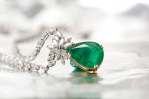 The Timeless Beauty of Gemstone Jewellery: A Guide to Choosing the Perfect Piece