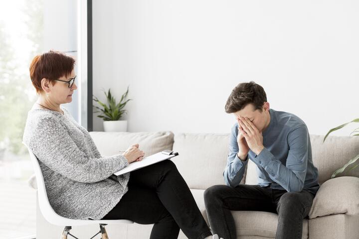 Finding Light in Foreign Lands: A Therapist’s Guide to Emotional Healing for Expats 