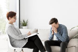 Finding Light in Foreign Lands: A Therapist\u2019s Guide to Emotional Healing for Expats 