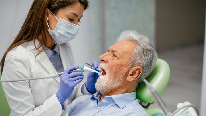 Que fait un hygiéniste dentaire à Genève pour vos dents et gencives ?