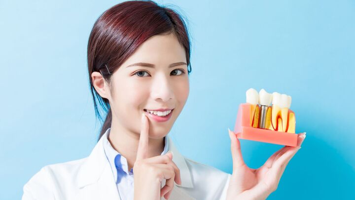 Quels sont les avantages d’une prothèse sur implant dentaire par rapport à un dentier classique ?