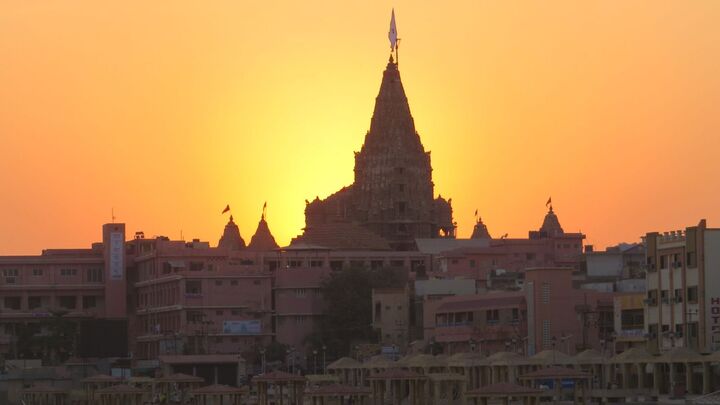 Dwarkadhish Temple: A Complete Guide to the Sacred Shrine in Gujarat