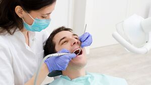 Soins post-implantaires : que faire pour \u00e9viter les complications ?